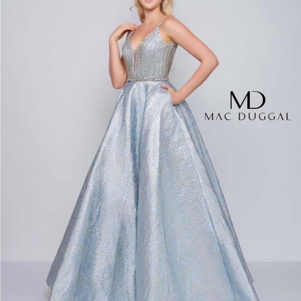 Mac Duggal gown. Sz 8. NWT